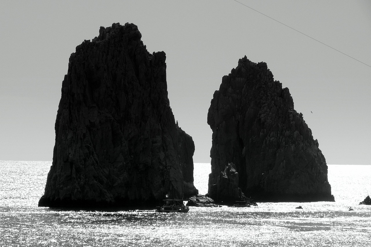 Boat approaching the Arch of Cabo San Lucas